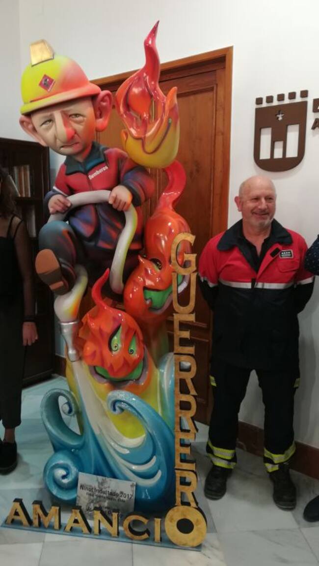 Amancio Guerrero junto a su ninot