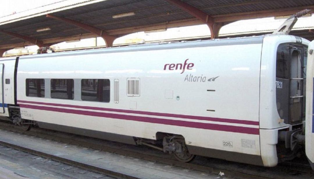 Tren Altaria en la estación de Algeciras.