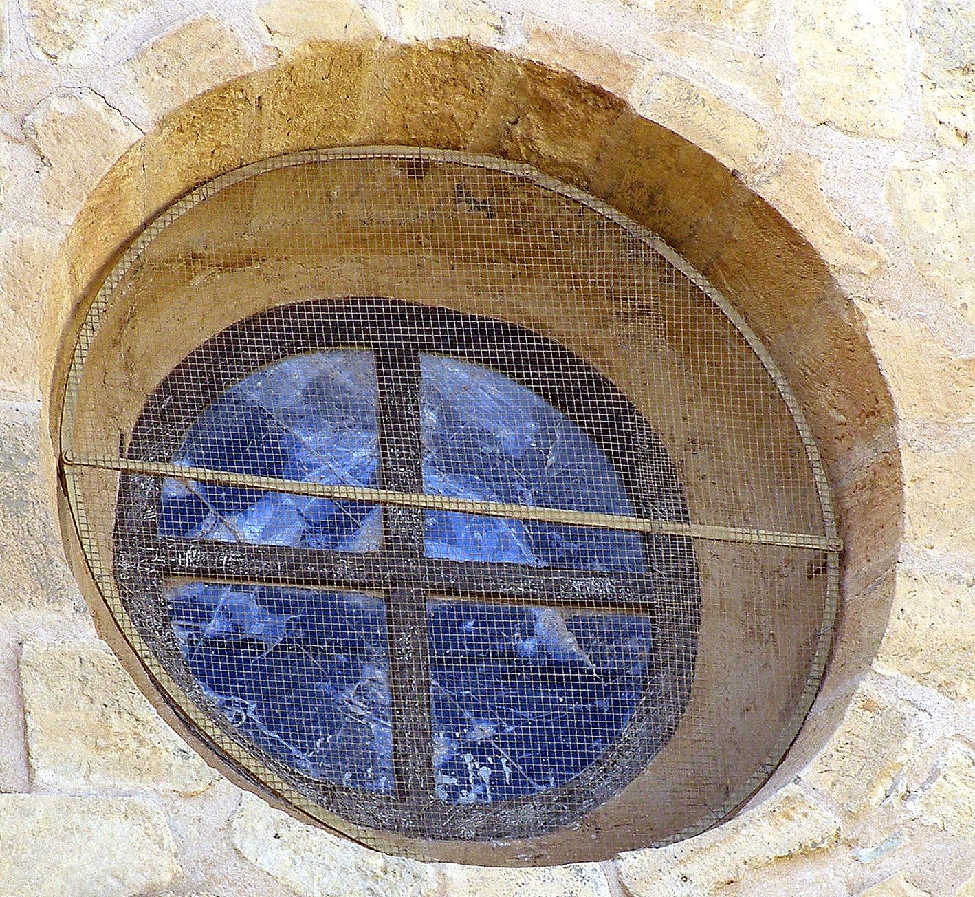Vidriera de 'lapis specularis' de 1640 en la puerta del Sol de la colegiata de Belmonte.