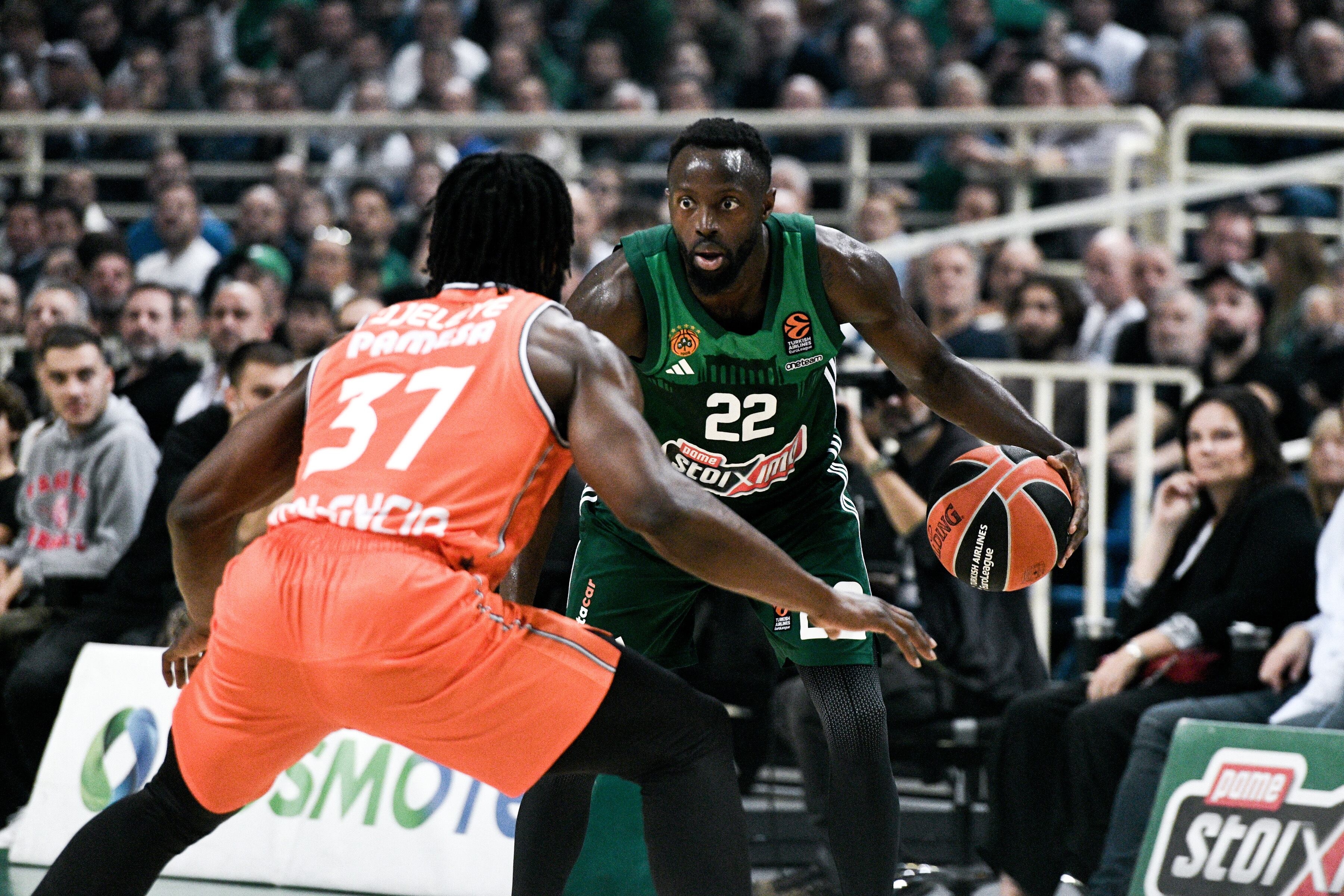 Athens (Greece), 23/11/2023.- Panathinaikos&#039; Jerian Grant (R) in action against Valencia&#039;s Semi Ojeleye (L) during the EuroLeague basketball match between Panathinaikos and Valencia, in Athens, Greece, 23 November 2023 (Baloncesto, Euroliga, Grecia, Atenas) EFE/EPA/GEORGIA PANAGOPOULOU
