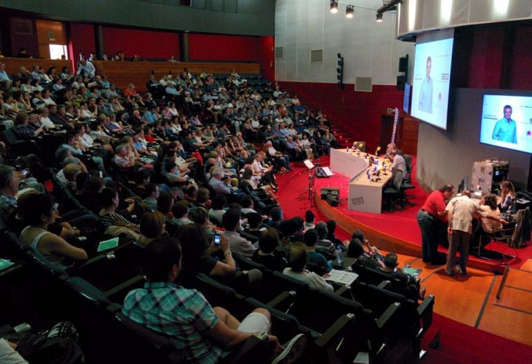 La sala Francisco de Vitoria repleta para seguir la Ventana 