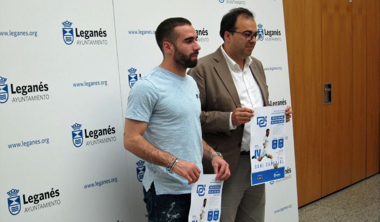 Dani Carvajal (i) y el alcalde de Leganés Santiago Llorente durante el acto de presentación del IV campus que organiza el internacional en su localidad natal.