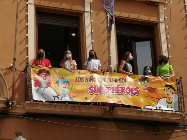 Pancarta en agradecimiento a los niños de Elda