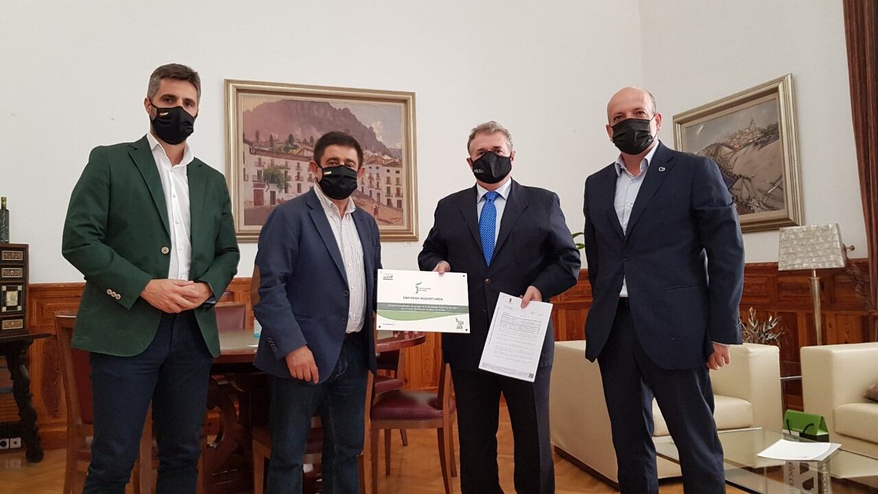 Diputación entrega un incentivo a Evolutio para su implantación en Linares. Julio 2021.