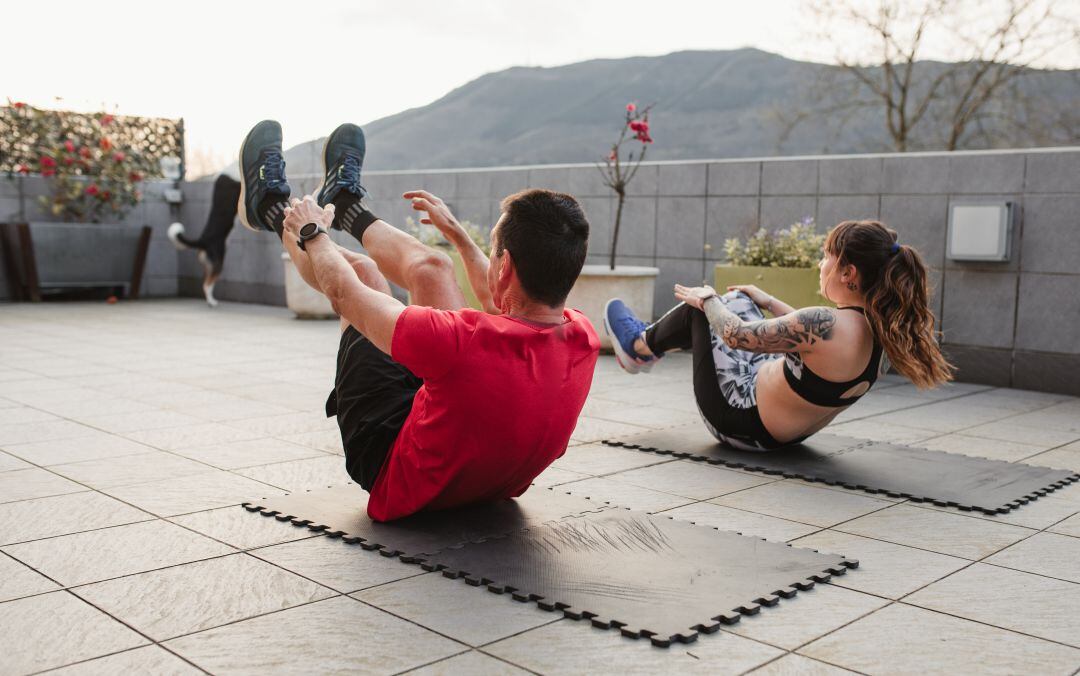 Dos personas haciendo deporte, en una foto de recurso.