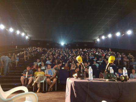 Sala de los cines Aqualon repleta de público