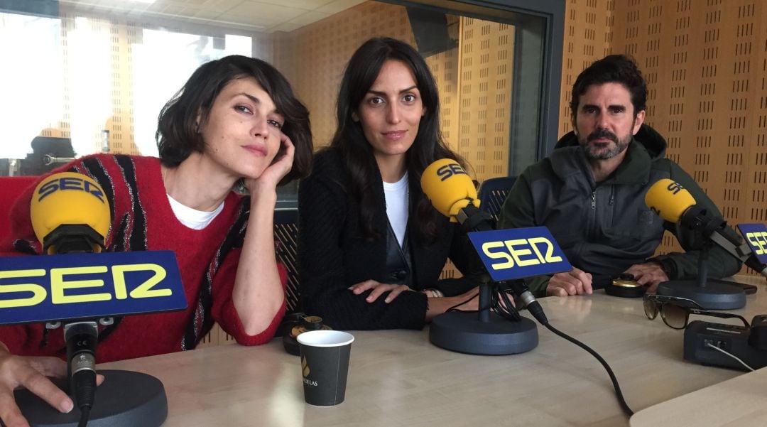 La actriz Nerea Barros, la fotoperiodista Maysun y el director Hernán Zin, en los estudios de Radio Valladolid