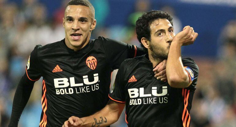 Dani Parejo celebra con Rodrigo tras marcar el segundo gol ante el Real Zaragoza