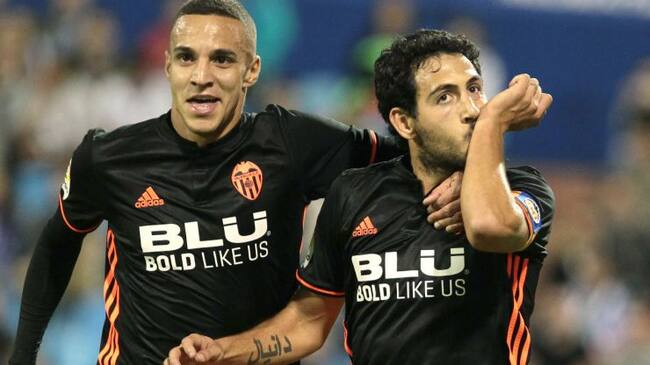 Dani Parejo celebra con Rodrigo tras marcar el segundo gol ante el Real Zaragoza