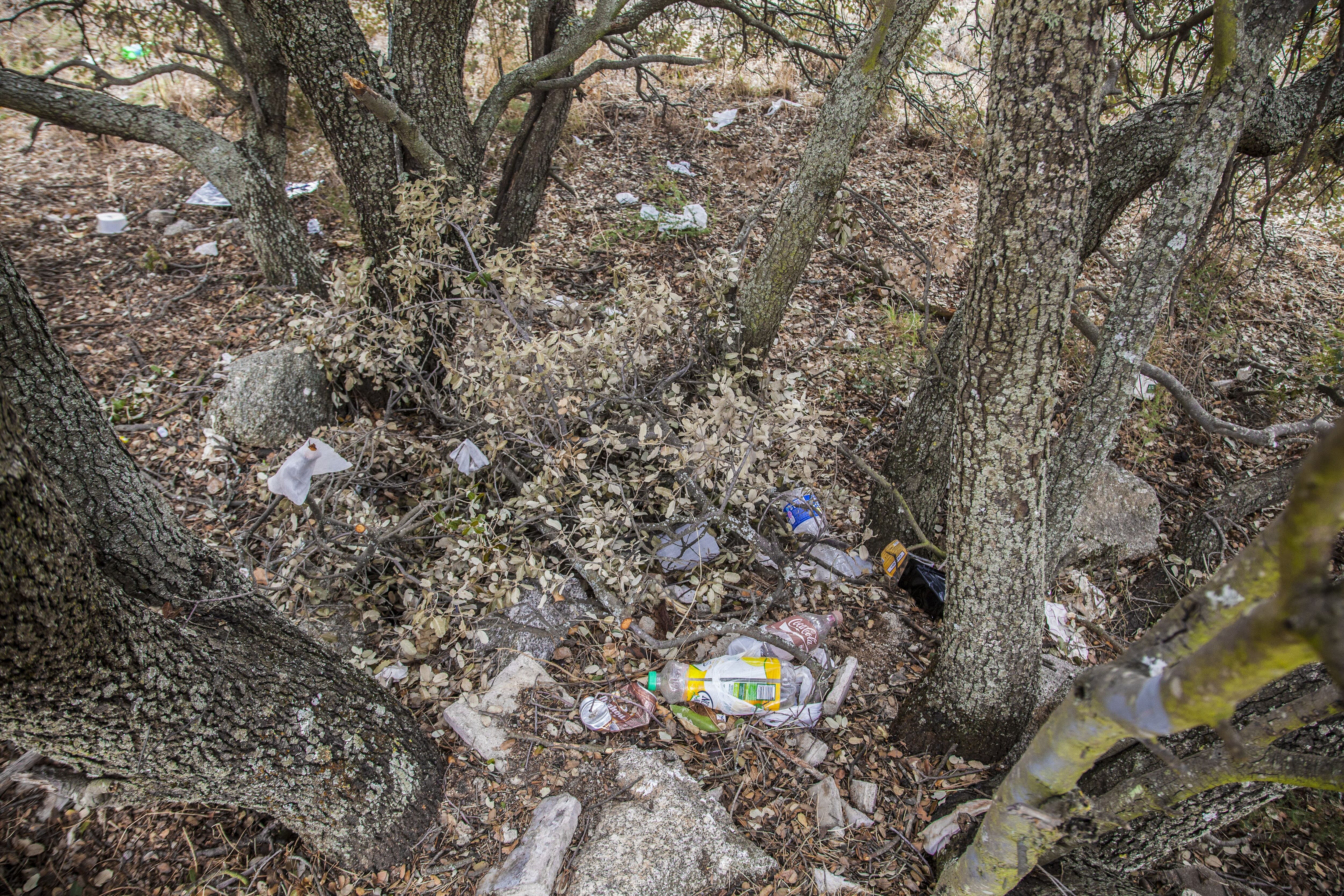 Basura en un espacio natural