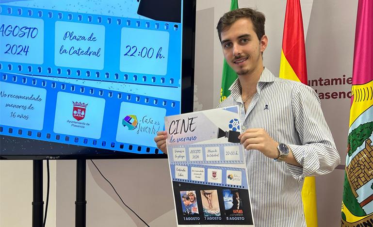 Alberto Belloso, concejal de Juventud, posa con el cartel del cine de verano.