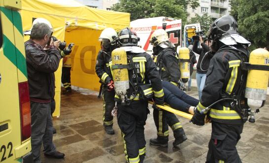 Un herido es traslado al hospital de campaña.