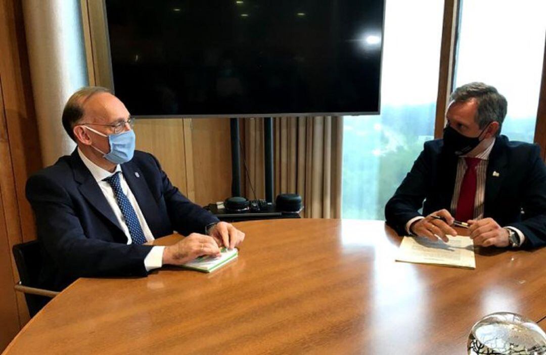 El rector de la Universidad de Vigo y el delegado del Gobierno en Galicia