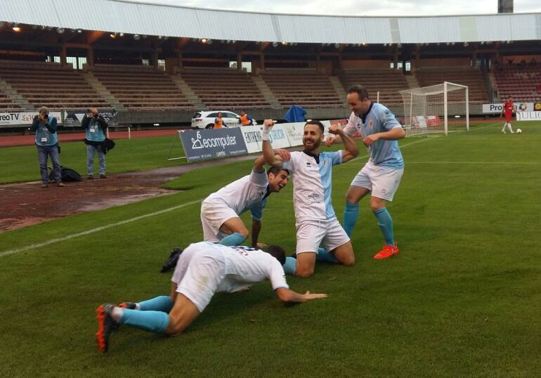 El bigoleador Primo, festeja su segundo dedicándoselo a los aficionados que acudieron en masa a San Lázaro