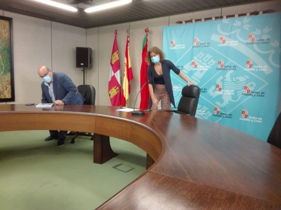 Fernando Prada y Clara San Damián toman asiento antes de dar comienzo la rueda de prensa