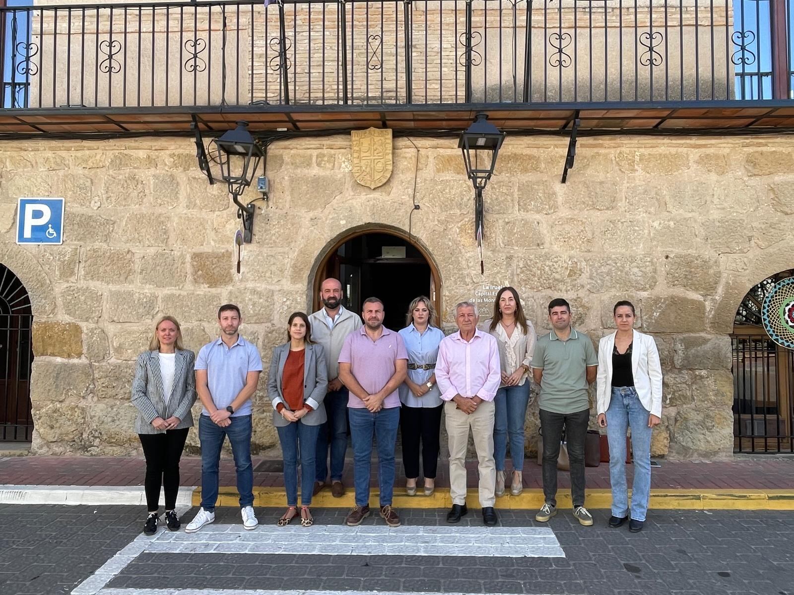 Alcaldes y portavoces socialistas de la comarca de Cazorla frente al Ayuntamiento de La Iruela (Jaén).