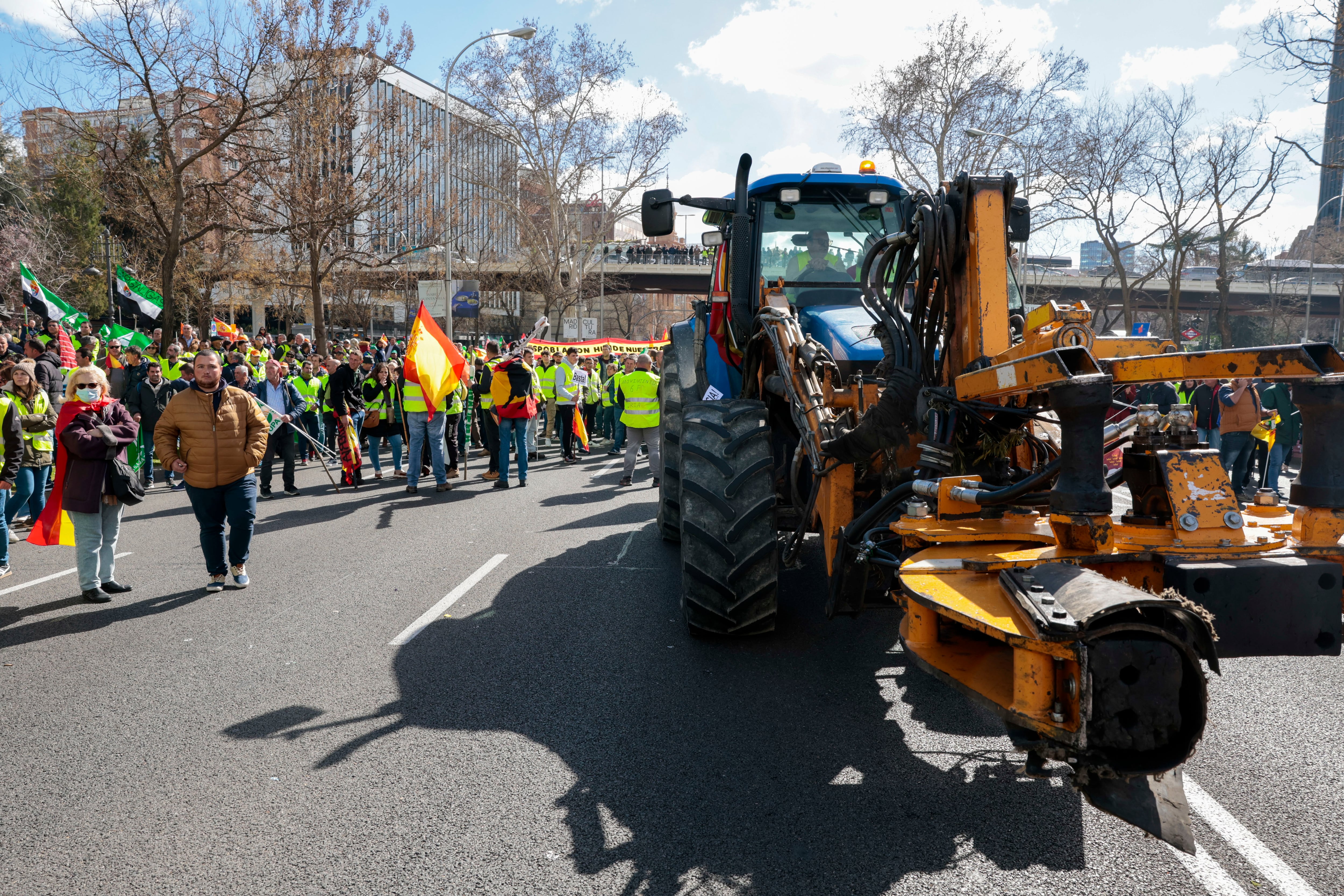 MADRID, 26/02/2024.- Los agricultores protestan este lunes en Madrid. EFE/ ZIPI ARAGON
