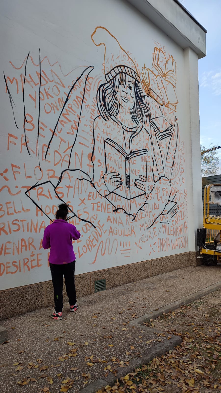 Cristina Domínguez, muralista manchega, pintando en la fachada del Instituto Fernando de Mena de Socuéllamos sus &#039;Mujeres Murales&#039;