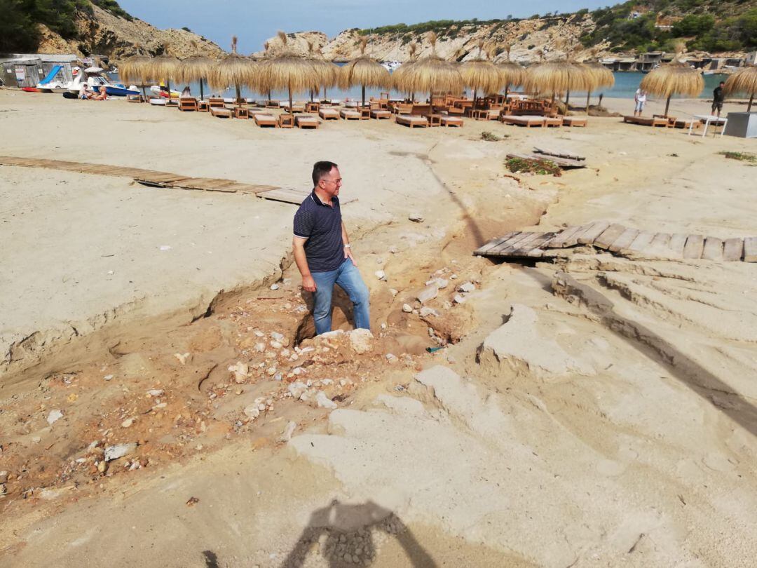 El alcalde de Sant Josep en una de las playas afectadas por el temporal