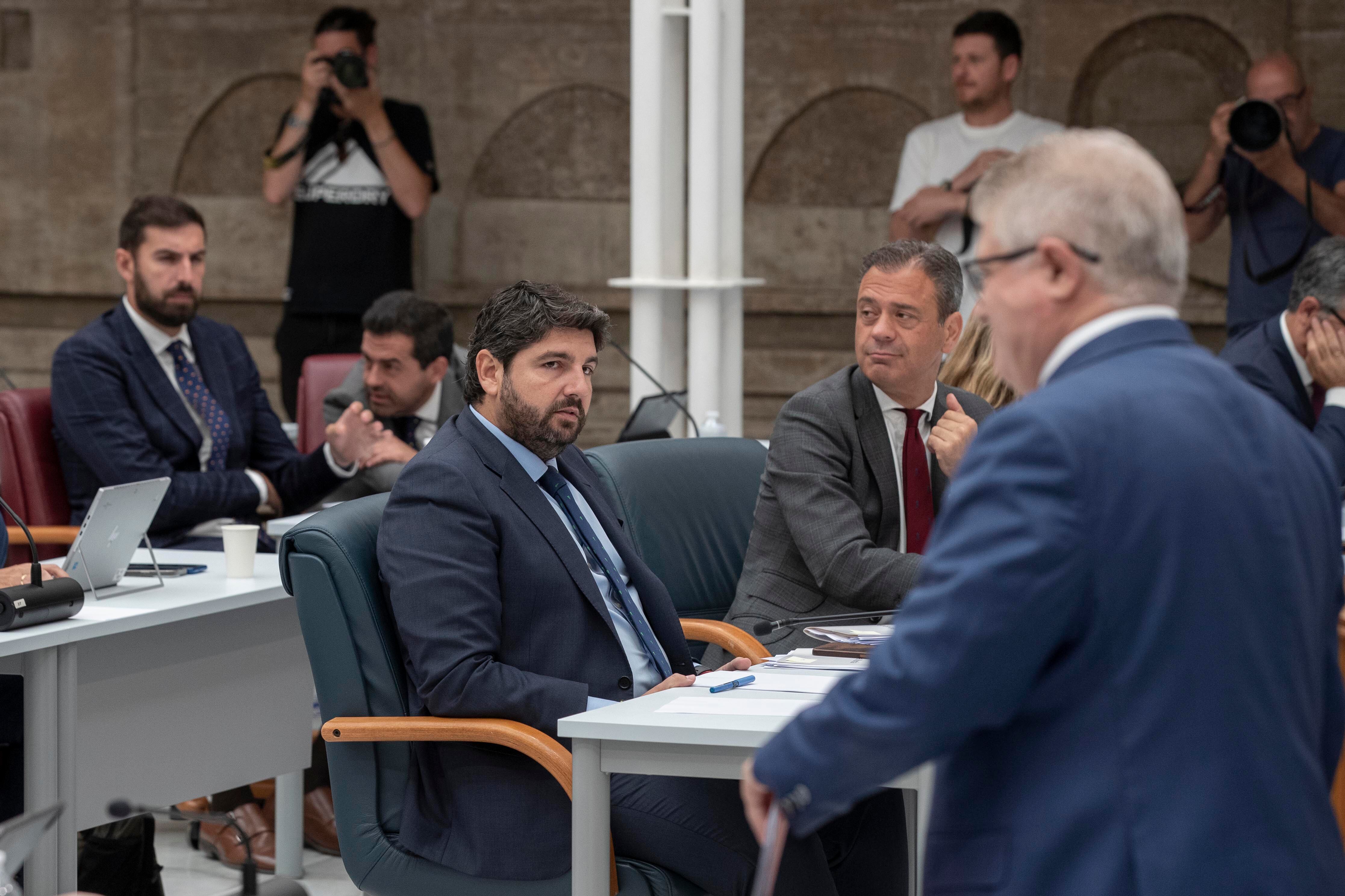 Archivo- El presidente en funciones de la Comunidad de Murcia, el popular Fernando López Miras, mira al portavoz del PSOE José Vélez (d), durante el inicio de la segunda sesión del fallido pleno de su investidura, celebrado en julio. EFE/Marcial Guillén