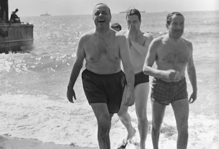 Manuel Fraga tras bañarse en la playa de Palomares (Almería), el 7 de marzo de 1966