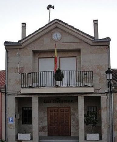 Fachada del ayuntamiento de Peleas de Abajo, un pueblo zamorano de 241 habitantes que se ha ganado el oneroso calificativo de &quot;pueblo más endeudado de España&quot;