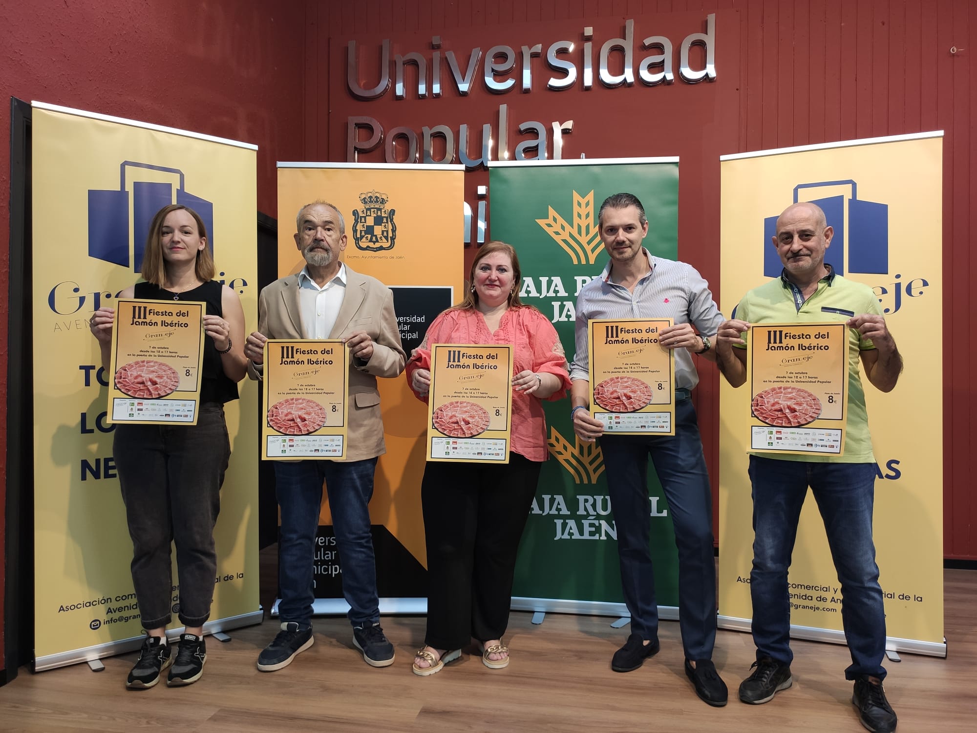 La concejala Carmen Rueda (en el centro) rodeada de empresarios y empresarias del Gran Eje durante la presentación de la Fiesta del Jamón Ibérico