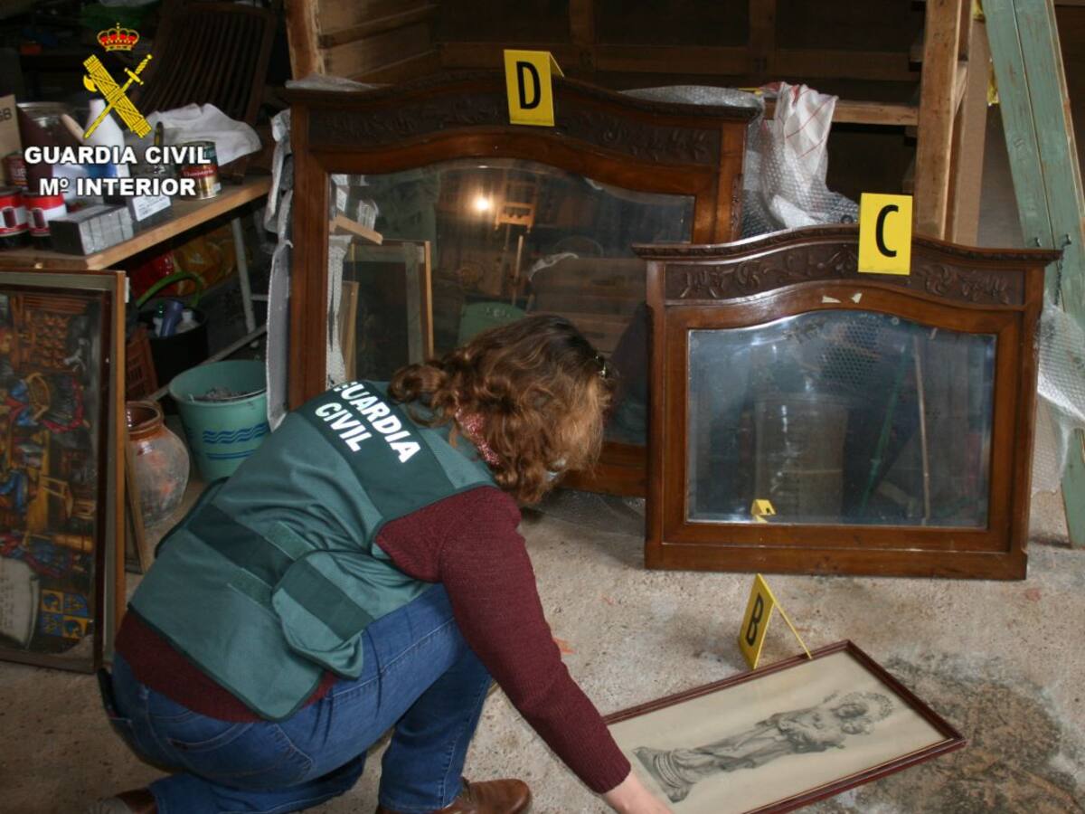 La Guardia Civil detiene a dos mujeres como presuntas autoras de un robo de muebles de los siglos XVII y XIX