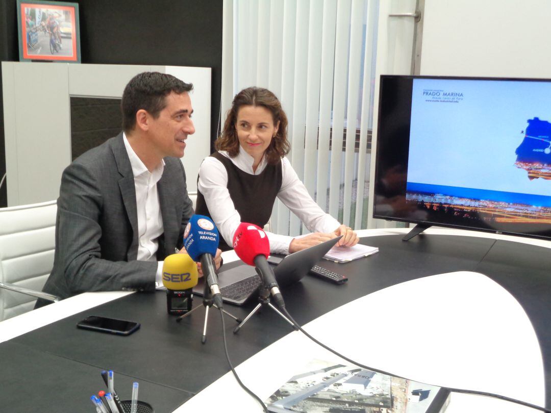 Gerardo de la Calle y Brezo Téllez, presidente y secretaria de la asociación de propietarios