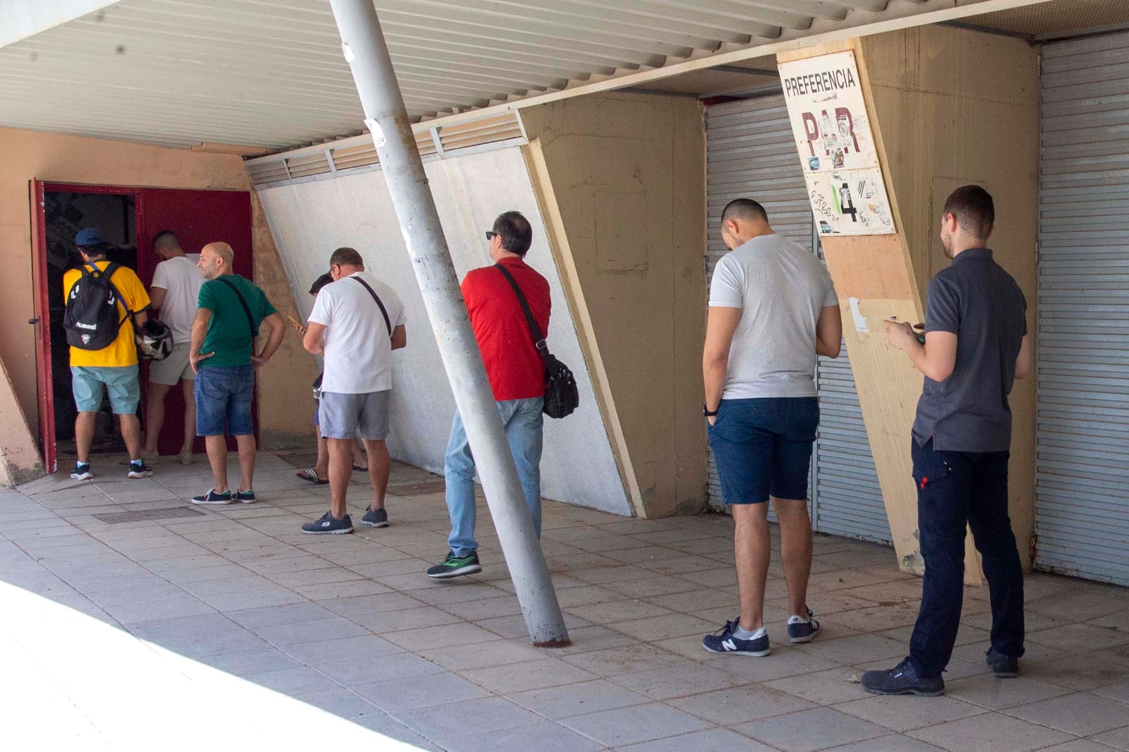 Colas de aficionados para renovar el abono