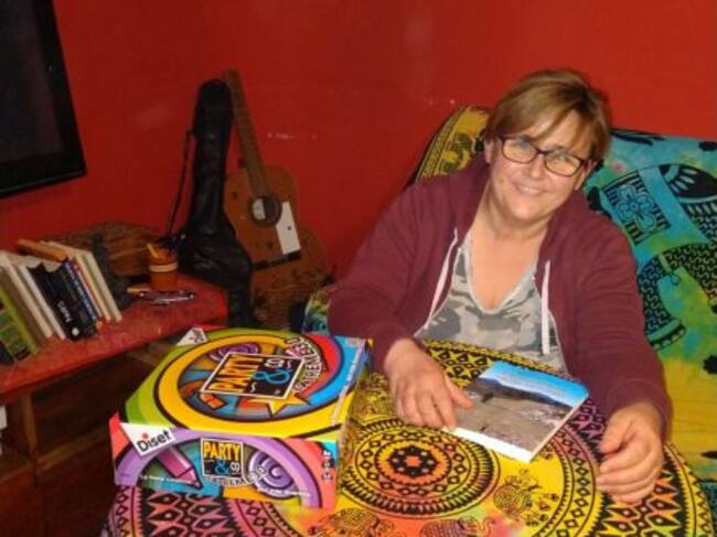 Ana Rosa Moreno, presidenta de la AAVV de Benizar y comarca, en su casa tras atender la llamada de la cadena SER