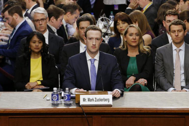 El presidente y fundador del gigante tecnológico Facebook, Mark Zuckerberg (c), testifica ante el Comité Senatorial de Comercio, Ciencia y Transporte y el Comité Judicial del Senado, en Washington