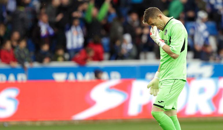 Guaita se lamenta durante el encuentro ante el Deportivo Alavés en Mendizorroza.