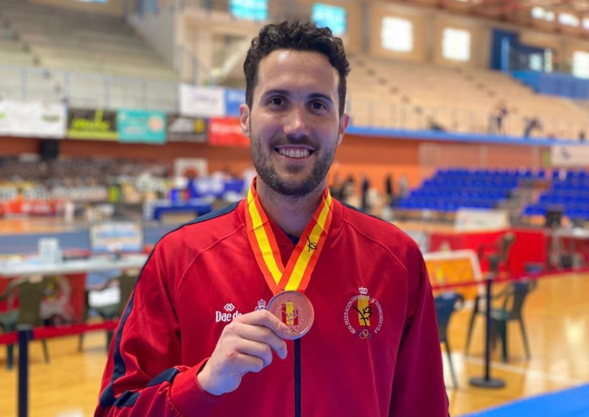 Raúl Martínez García posa con su medalla de bronce