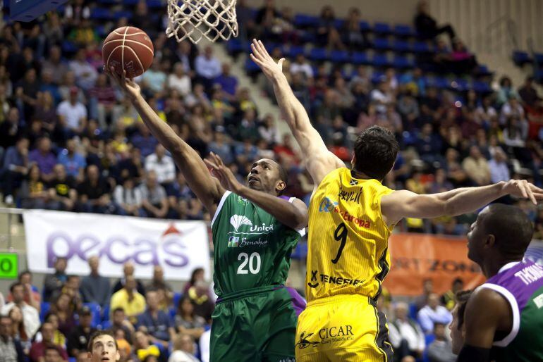 Nelson intenta anotar ante la oposición de Sekulic