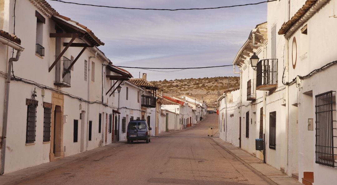 Calle en el pueblo conquense de Almodóvar del Pinar.