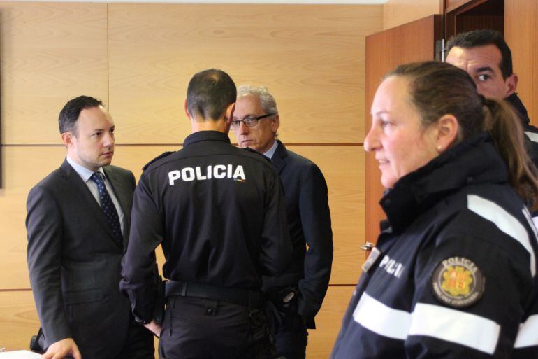 Els ministres Xavier Espot i Francesc Camp conversen amb els agents de policia abans d'iniciar-se la taula d'oci nocturn del Pas de la Casa.