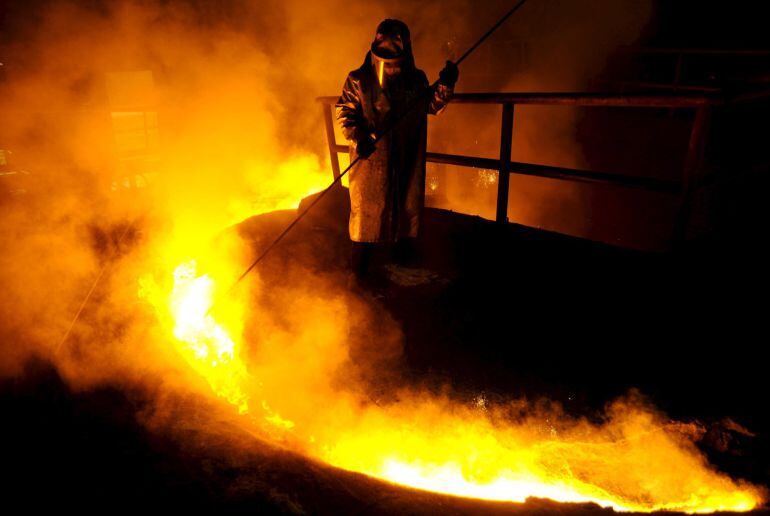 Un trabajador trabaja en una factoria