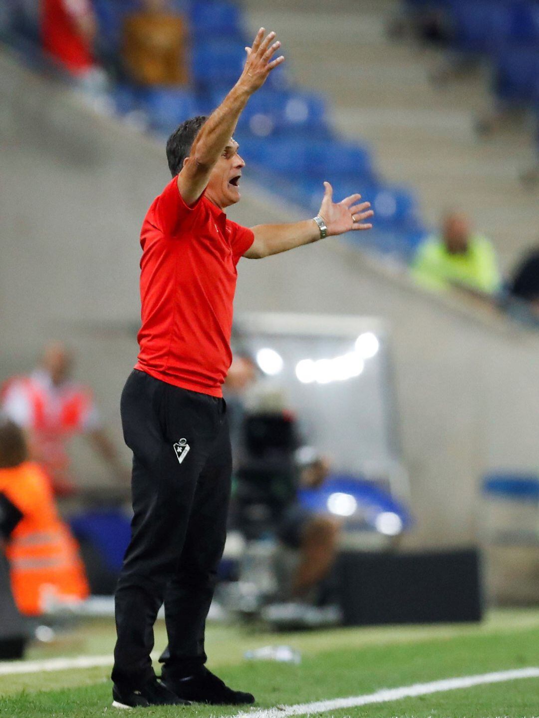 Mendilibar da indicaciones en un partido del Eibar