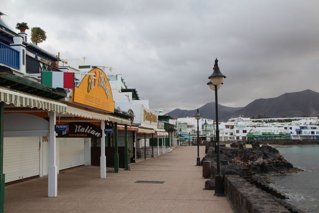 Paseo marítimo de Playa Blanca, en el municipio de Yaiza.