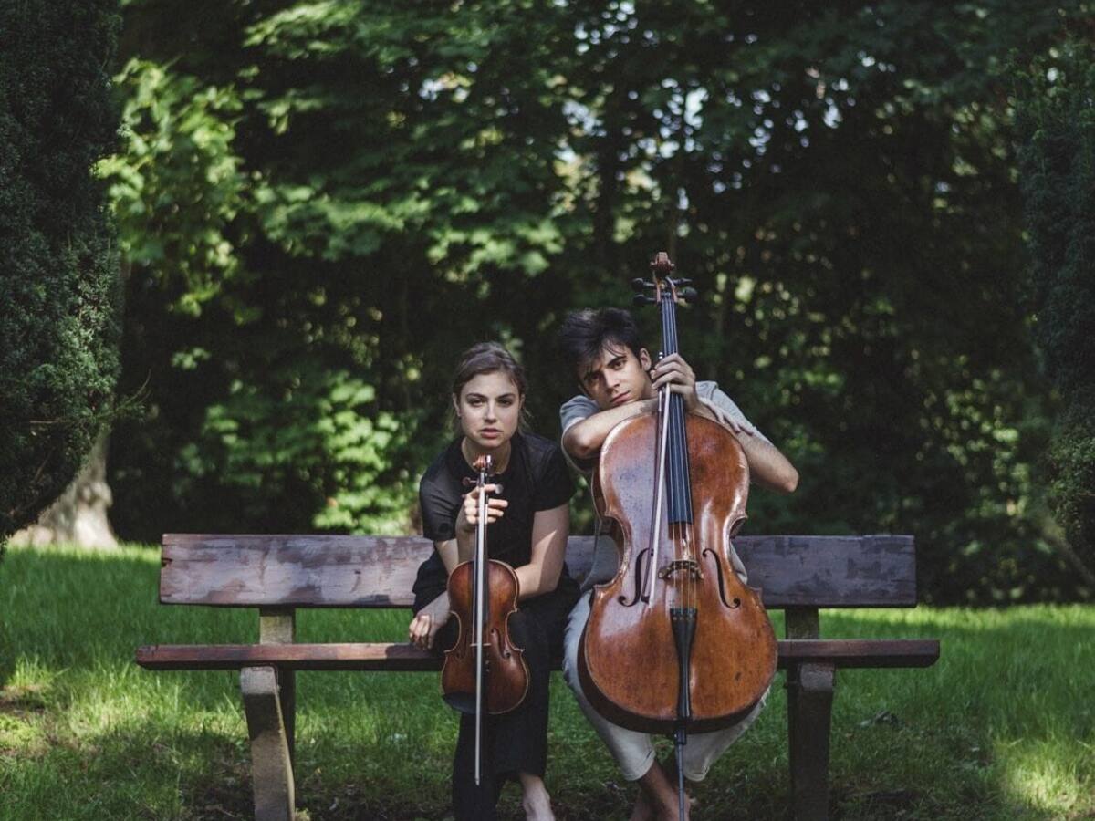 El dúo de violín y violoncello formado por Liza Fediukova y Carlos Vidal actúa en Aínsa