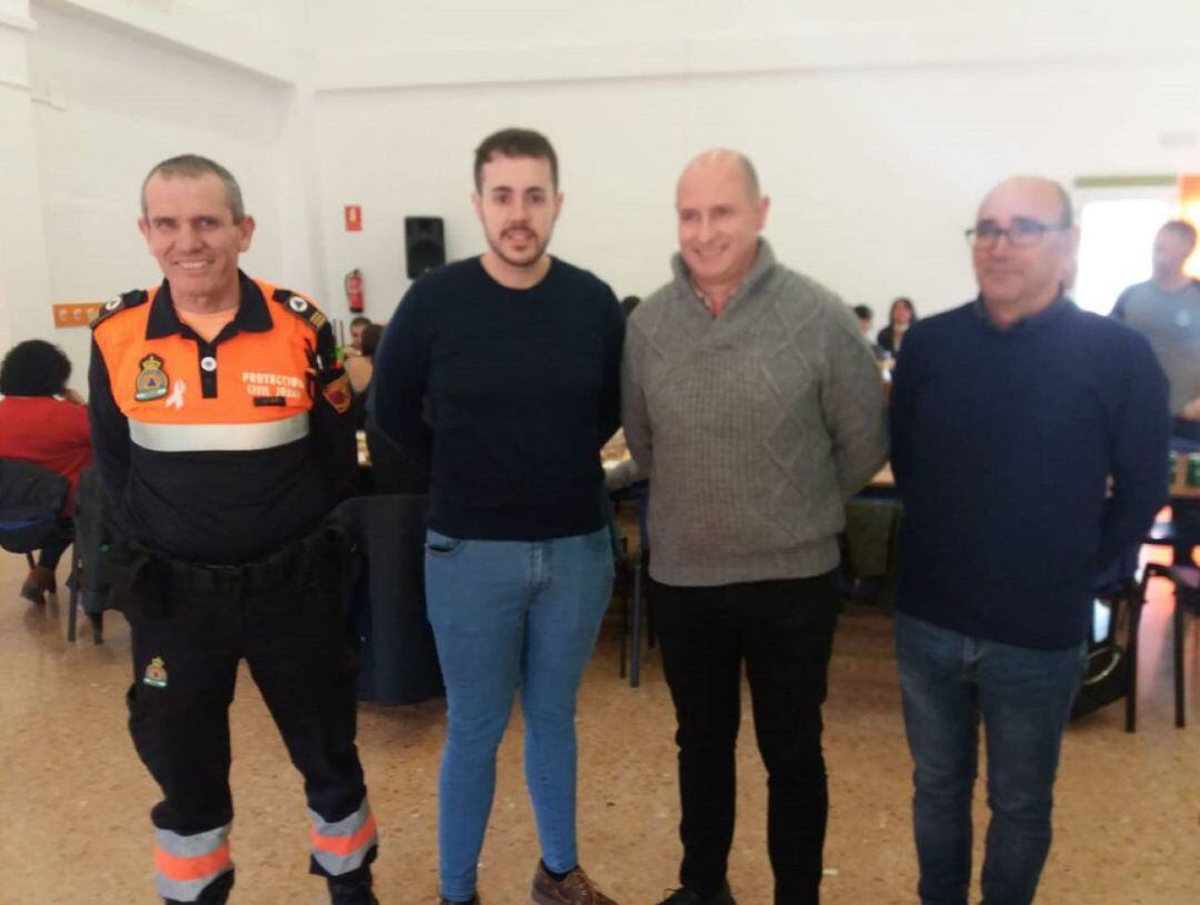 Juan José García, primero por la izquierda, acompañado por concejales, en la jornada de convivencia de la agrupación de voluntarios el pasado mes de noviembre