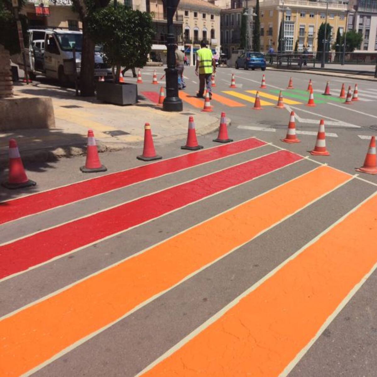 Pasos de peatones arcoiris para reivindicar los derechos del colectivo LGTBI en Totana