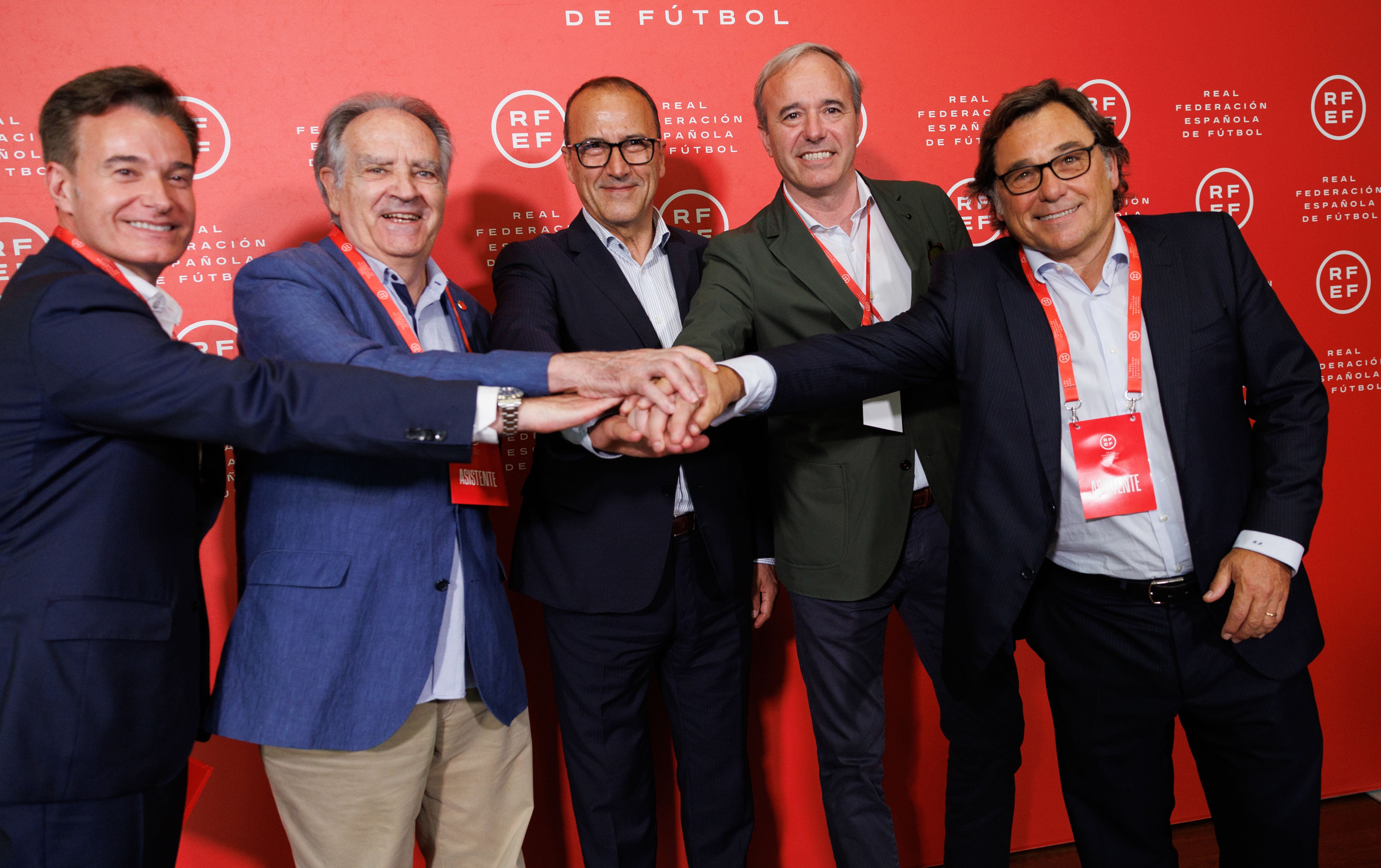 El consejero de Cultura del Gobierno de Aragón, Felipe Faci (c), el alcalde de Zaragoza, Jorge Azcón (2d) y el presidente de la Federación aragonesa de fútbol, Óscar Fle Latorre (2i) al termino de la reunión para elegir las sedes de la candidatura para el Mundial de Fútbol 2030 en la sede de RFEF en Las Rozas, Madrid este jueves