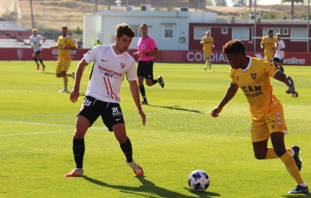 Mustafá controla el balón