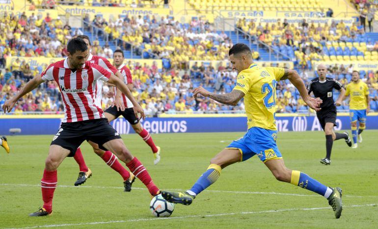 El centrocampista de Las Palmas Vitolo trata de superar a Bóveda, del Athletic de Bilbao.