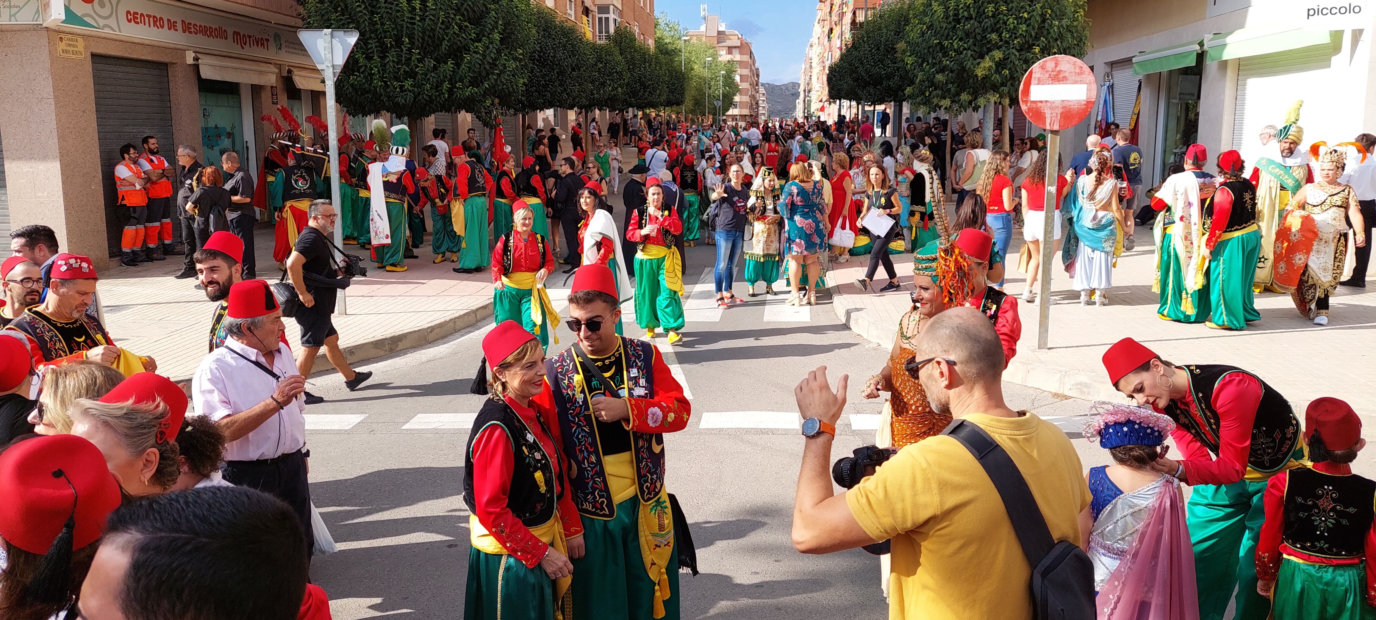 Con motivo de su bicentenario, la comparsa Moros Viejos de Petrer desfiló la pasada tarde de sábado desde la plaza de Unión de Festejos hasta los Jardines Alcalde Vicente Maestre