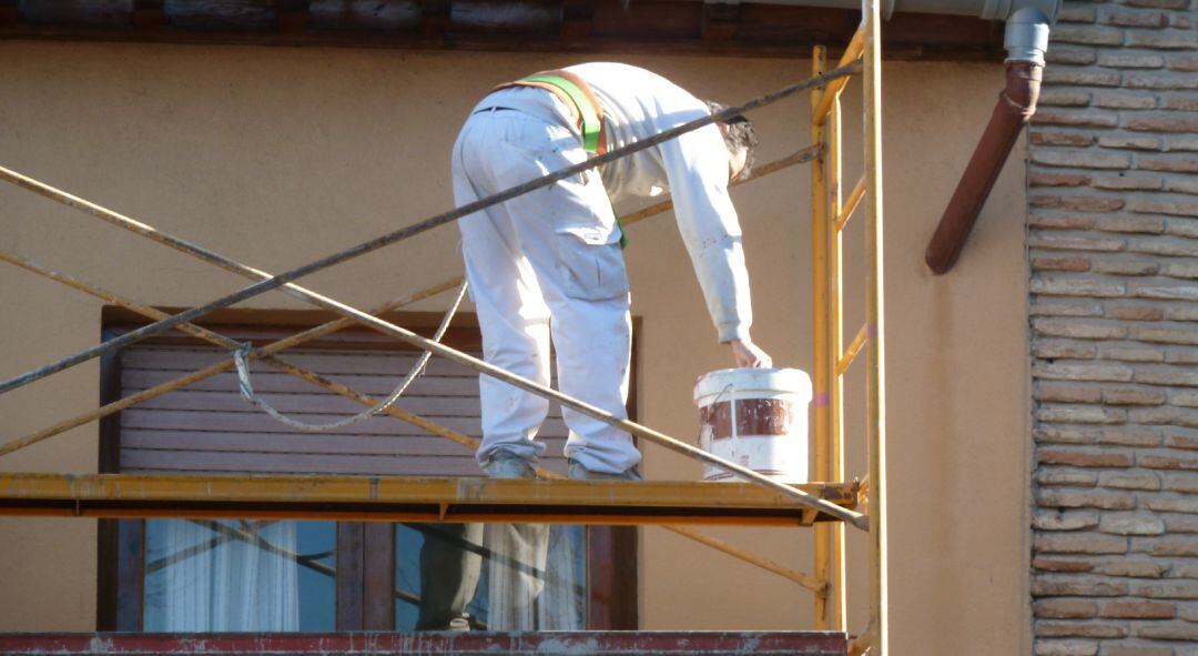 Albañil en una obra de construcción.