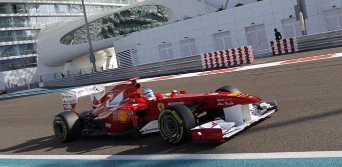 Alonso rodando en el circuito de Yas Marina