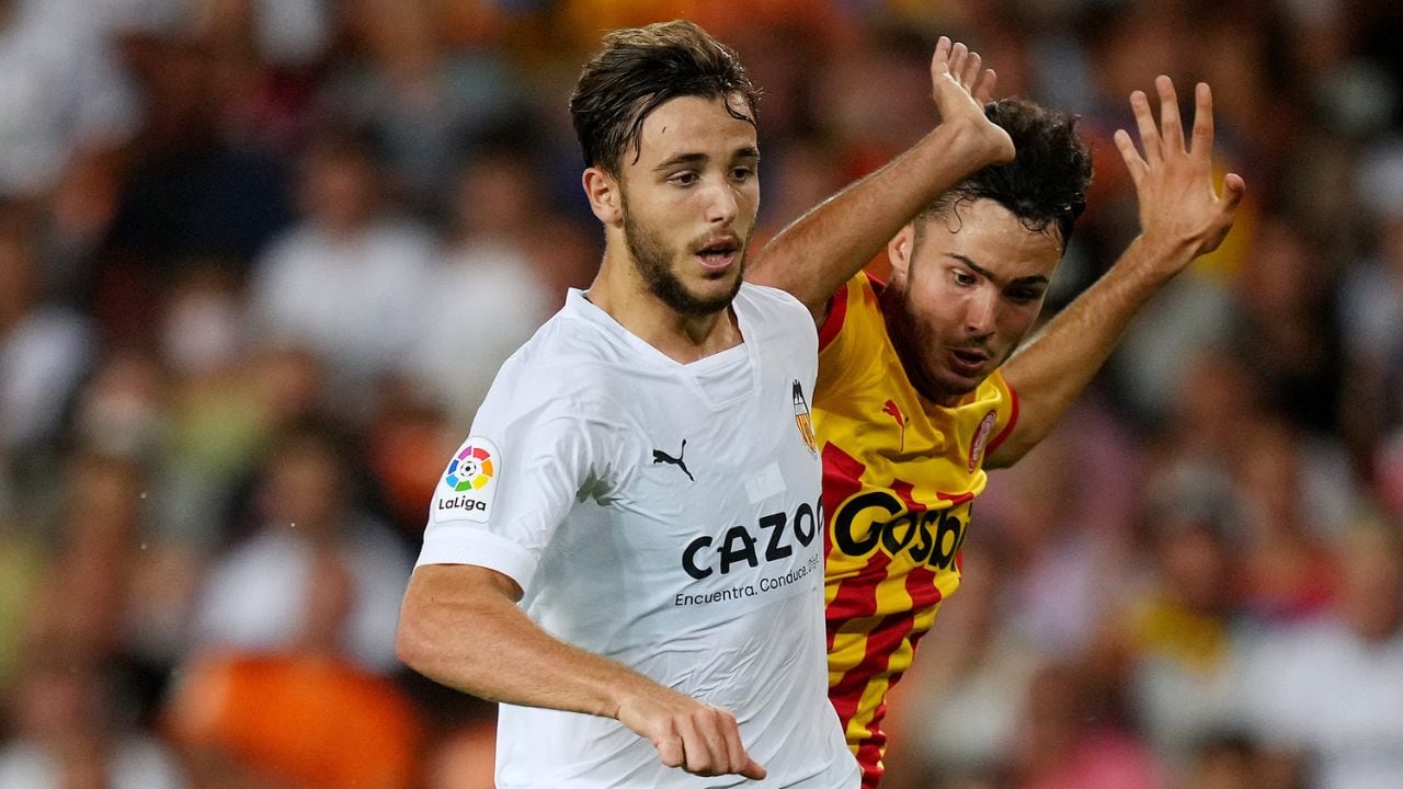 Nico Gonzalez of Valencia CF is challenged by Arnau Martinez of Girona FC during the LaLiga Santander match between Valencia CF and Girona FC at Estadio Mestalla on August 14, 2022 in Valencia, Spain